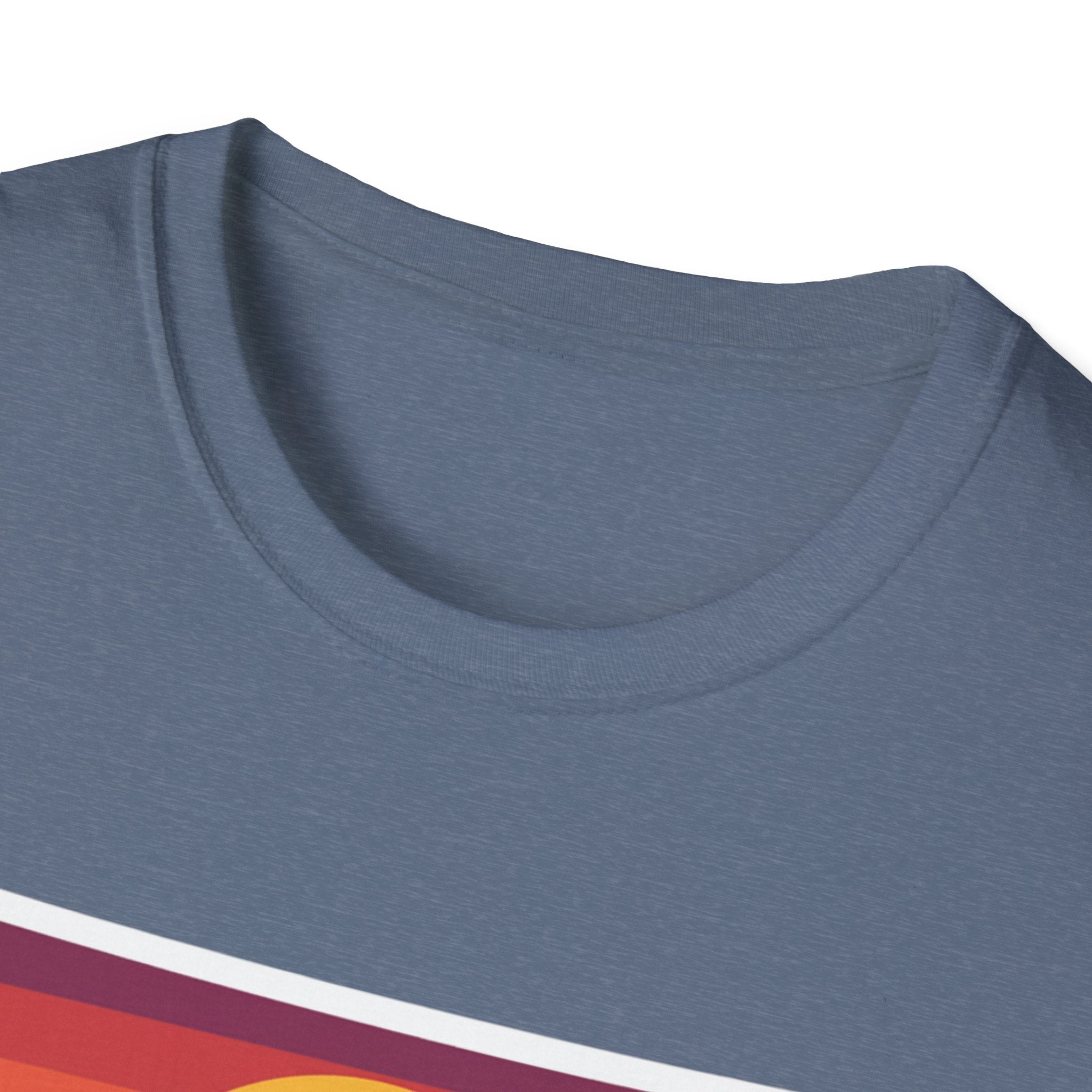 Blau-graues T-Shirt, Nahaufnahme Rundhalsausschnitt und farbige Druckkante unten