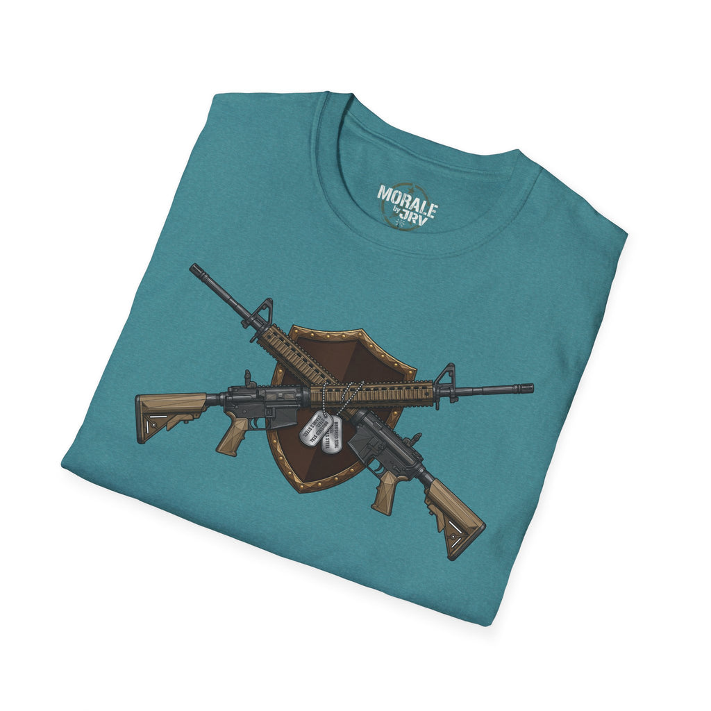 T-Shirt verde acqua con grafica fucili e scudo tattico