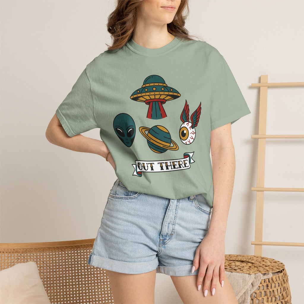 Alien UFO patchwork graphic T-shirt, light green short-sleeve with colorful UFO and cat-face print