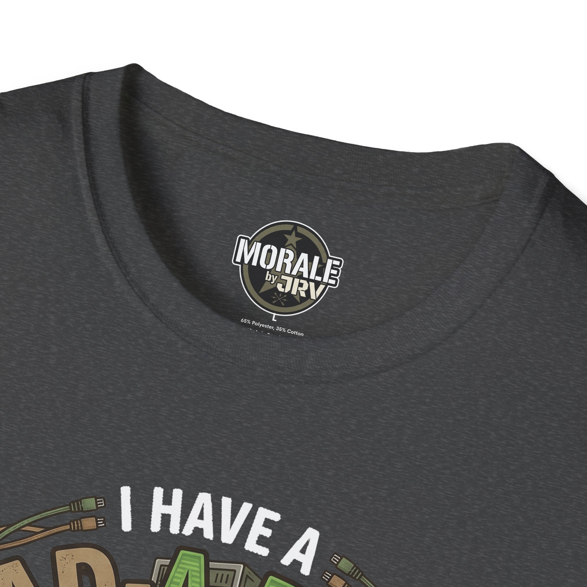 Dunkelgraues T‑Shirt mit Logo am Halsausschnitt und Teil des Schriftzugs „I HAVE A“