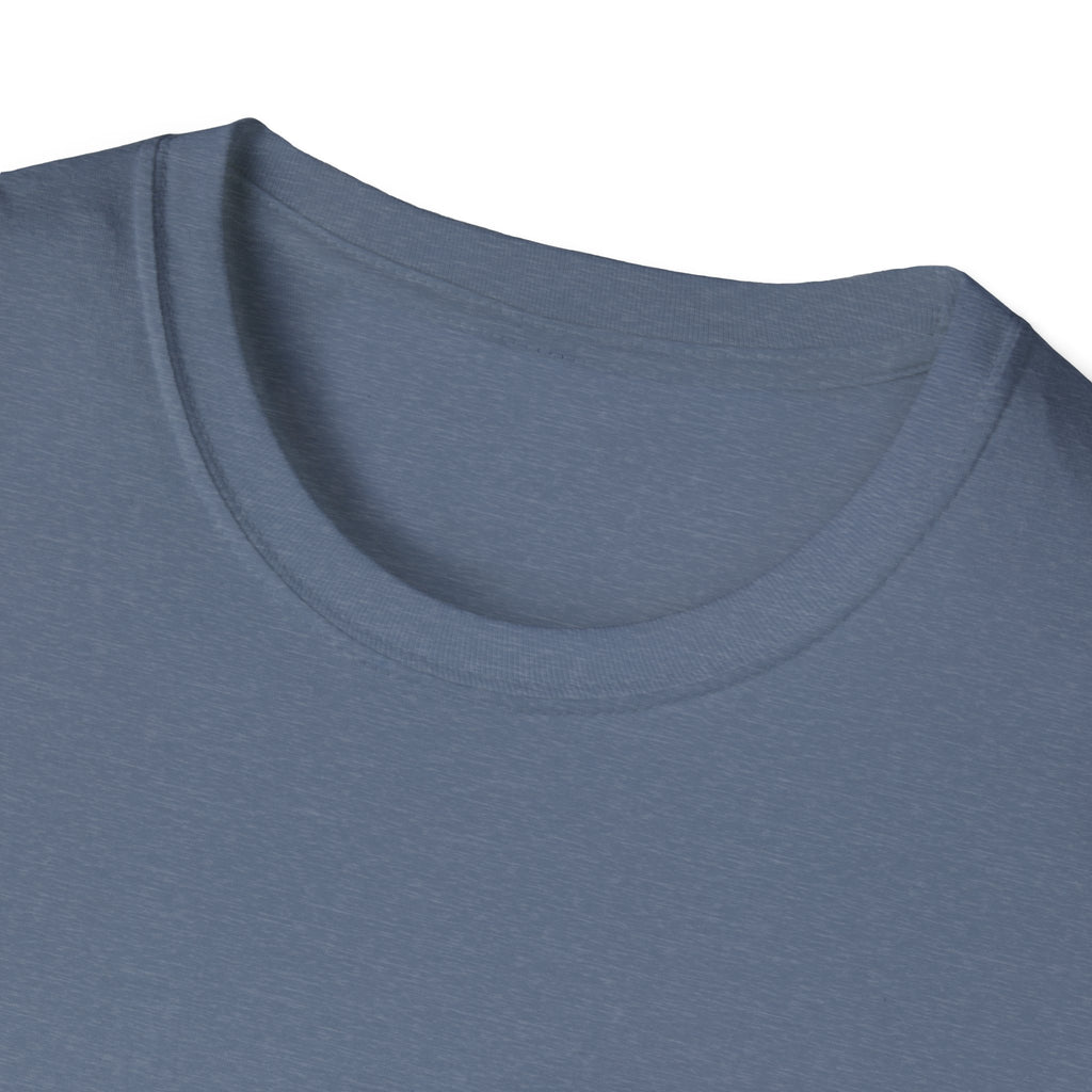 Rundhalsausschnitt am blauem T-Shirt, weicher Stoff ohne sichtbaren Druck