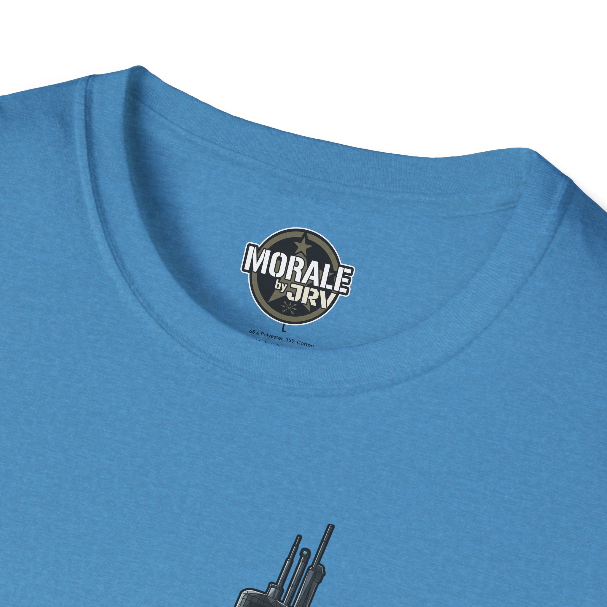 Blaues T-Shirt mit Moral by J.A.R.R.Y-Logo am Halsausschnitt