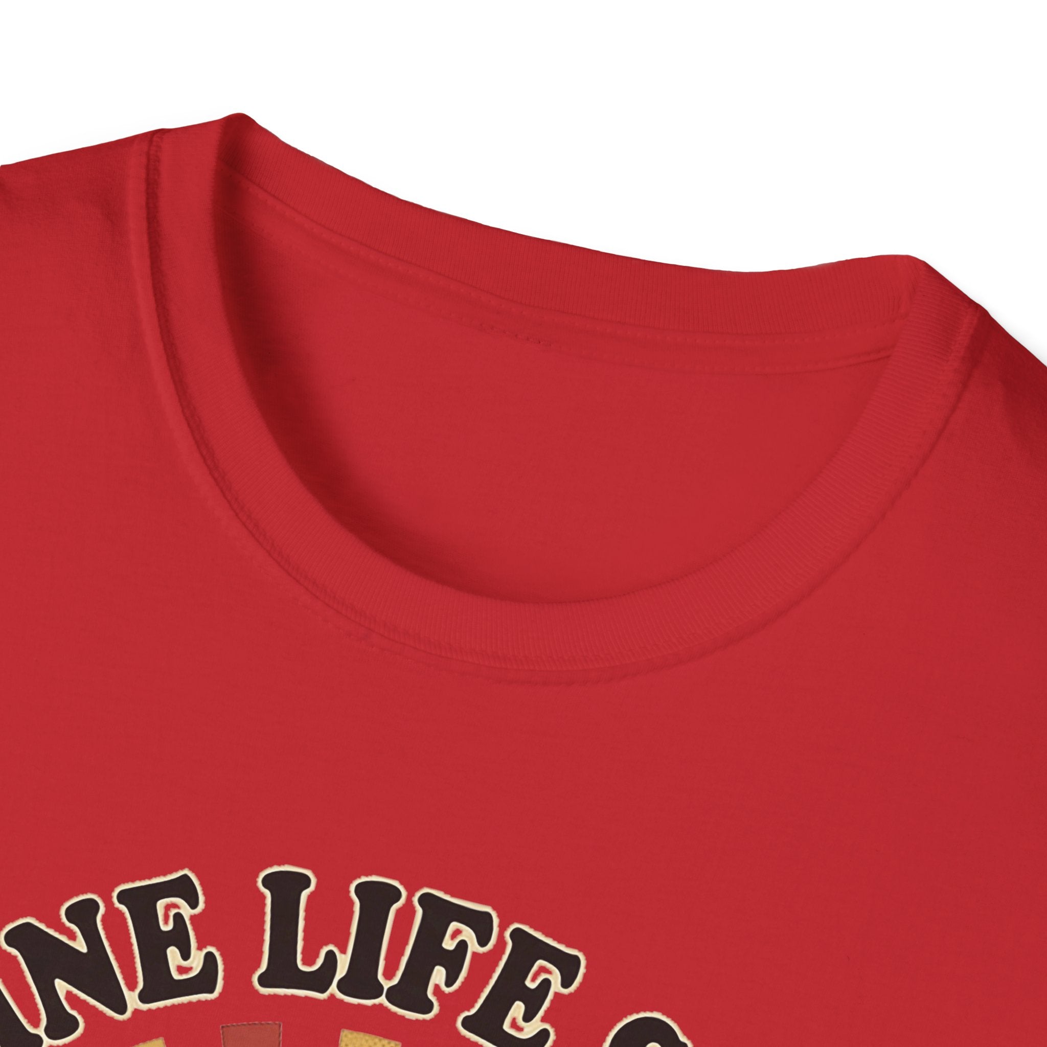 Rotes T-Shirt: Rundhalsausschnitt, unterer Bereich mit „NE LIVE“-Schriftzug